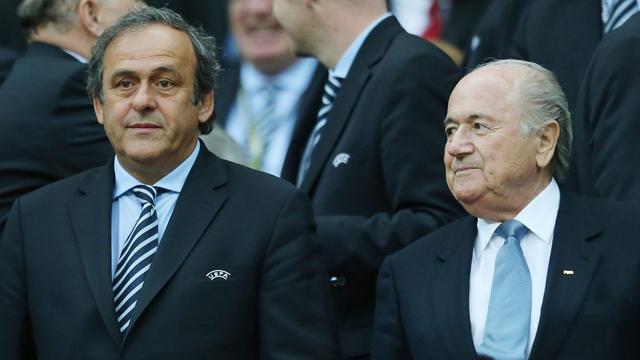 Michel Platini et Sepp Blatter pourront donc aller à l'Euro, mais en payant leur billet. [Olivier Weiken]