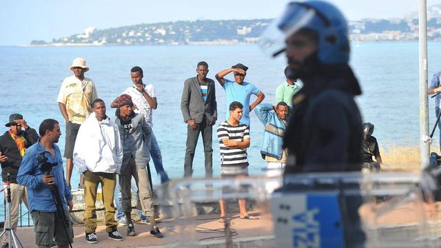 Les migrants sont bloqués à la frontière française, près de la ville italienne de Vintimille. [EPA - Luca Zennaro]