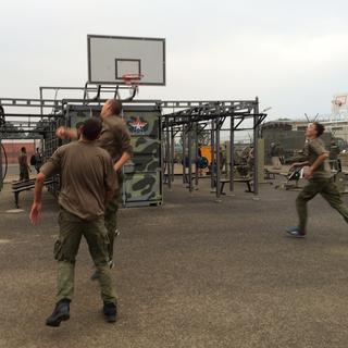Des militaires de la base russe de Lattaquié faisant du sport. [RTS - Isabelle Cornaz]