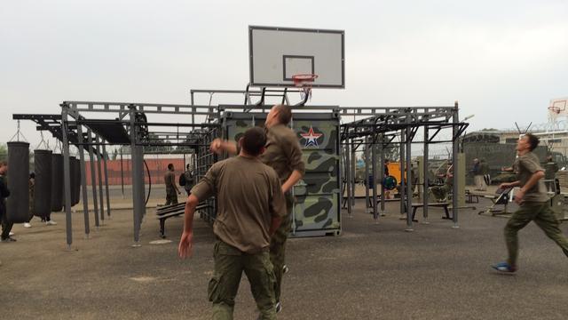 Des militaires de la base russe de Lattaquié faisant du sport. [RTS - Isabelle Cornaz]