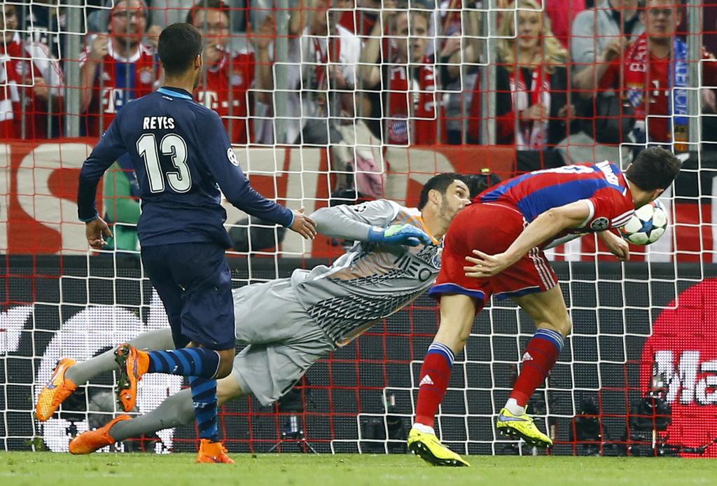 Robert Lewandowski devance ici Reyes pour inscrire le 3-0 pour le Bayern. [Keystone - Matthias Schrader]