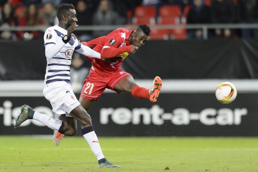 Assifuah, ici au duel avec Lamine Sané, a été le Sédunois le plus dangereux dans ce match. [KEYSTONE - Laurent Gillieron]