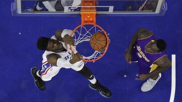 Nerlens Noel marque un panier pour les Sixers. [Matt Slocum]