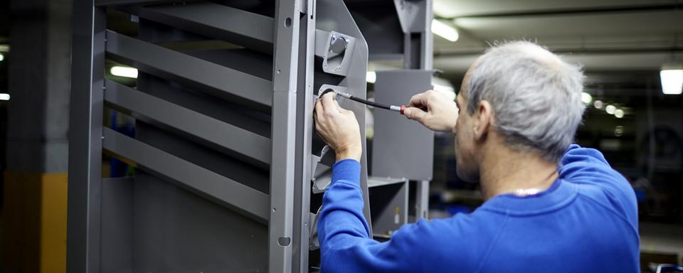 Un employé dans une usine du canton de Schwyz (image d'illustration).