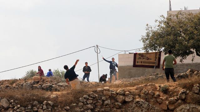 Des jeunes Israéliens (en premier plan) et de Palestiniens se lancent des pierres en Cisjordanie.