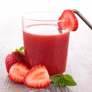 Le jus de fraise peut aider à la lutte contre le cancer de l’œsophage. [Fotolia - M.studio]