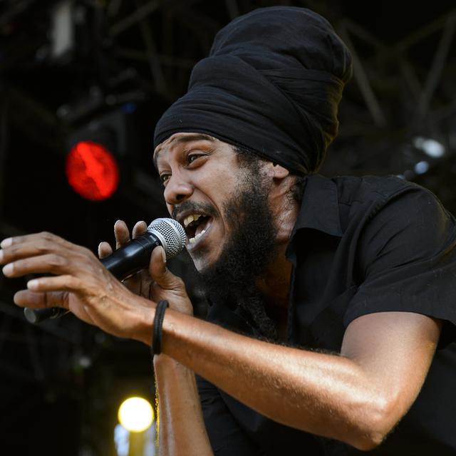 Le chanteur reggae français Yaniss Odua à Paléo. [KEYSTONE - Jean-Christophe Bott.]