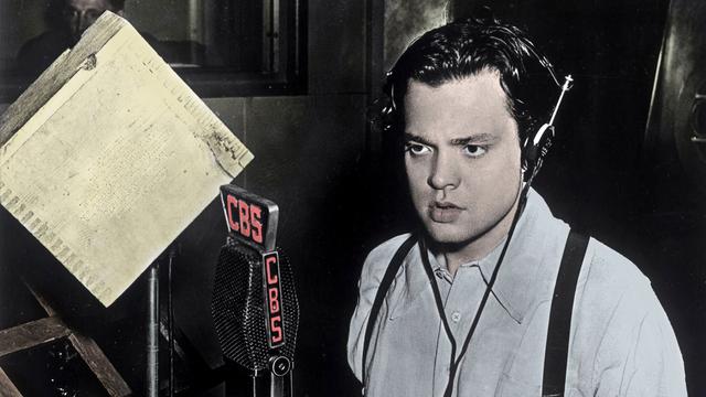 Orson Welles (1915-1985) pendant l'émission "La guerre des mondes" (The War of the Worlds) de l'anglais H.G. Wells, adaptée pour la radio le 30 octobre 1938. [Costa/Leemage/AFP]