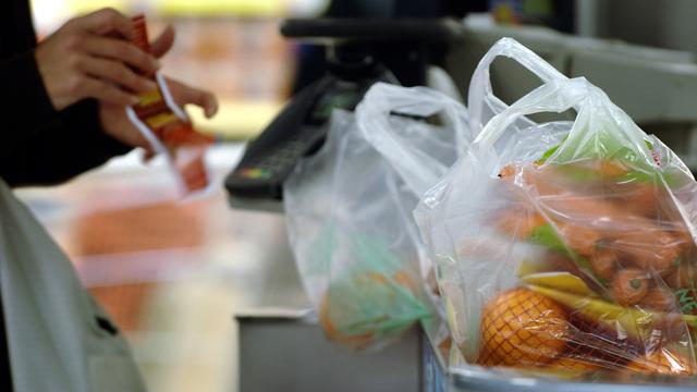 Les sacs plastique sont encore massivement utilisés en Suisse. [AFP - Jean-Philippe Ksiazek]