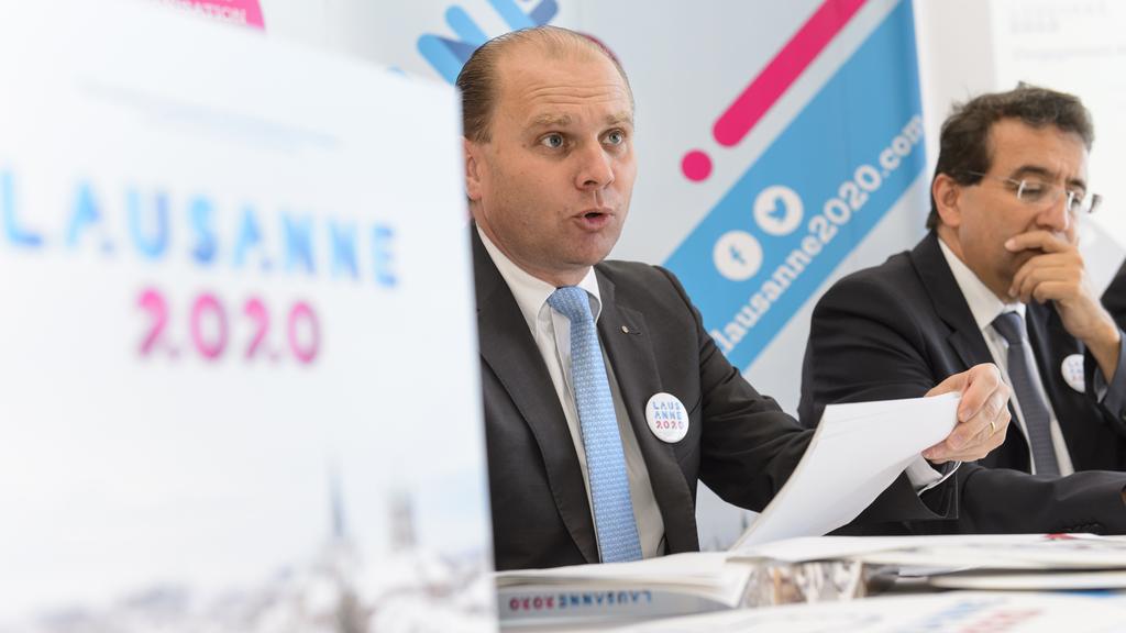 Les conseillers d'Etat Philippe Leuba (gauche) et Pascal Broulis font le point sur la candidature de Lausanne 2020 aux Jeux olympiques d'hiver de la Jeunesse 2020. [Keystone - Jean-Christophe Bott]