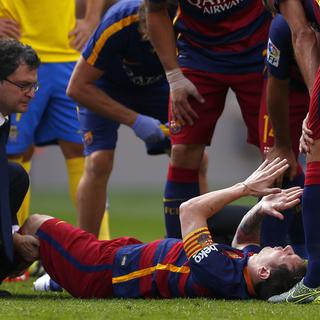 Barcelone, 26 septembre: Lionel Messi, blessé contre Las Palmas (victoire 2-1 du Barça), souffre d'une rupture d'un ligament du genou gauche et devrait être absent sept à huit semaines. Sa participation au clasico prévu le 21 novembre contre le Real Madrid est remise en question. [Keystone - Manu Fernandez]