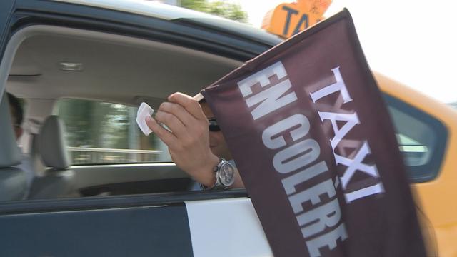 Le cortège des chauffeurs de taxi a défilé sur le pont du Mont-Blanc.