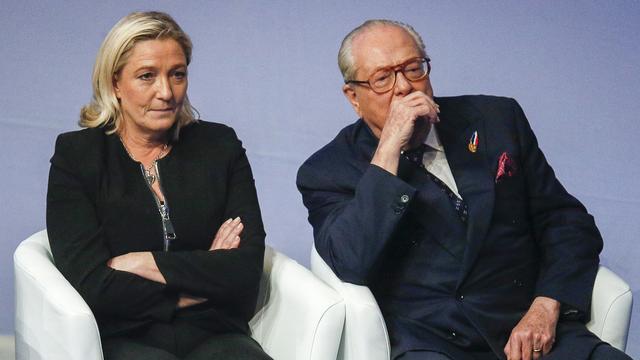 Marine et Jean-Marie Le Pen sont soupçonnés d'avoir sous-évalué leur patrimoine. [Reuters - Robert Pratta]