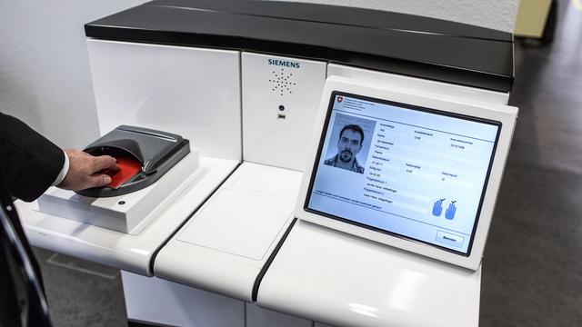 Les passeports biométriques permettent notamment une vérification plus rapide faite directement par des machines. [Gaetan Bally]