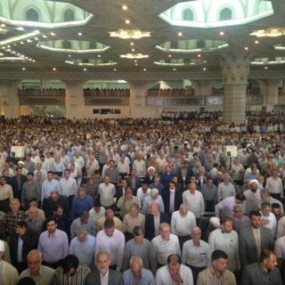 Lors de la grande prière hebdomadaire au Centre Imam Khomeini à Téhéran. Une assemblée conservatrice qui défend une ligne intransigeante. [RTS - Alexandre Habay]