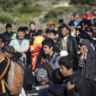Un groupe de réfugiés escorté par la police turque, le 5 novembre 2015. [AFP - Bulent Kilic]