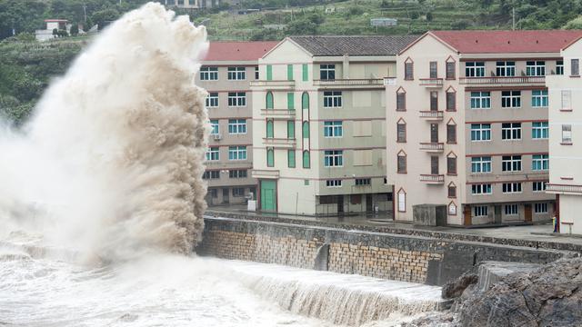 Le typhon Chan-hom provoque des vagues gigantesques sur la côte est chinoise, le 10 juillet 2015. [China out]