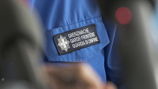 Uniforme et logo des gardes-frontière lors de la conférence de presse de jeudi à Bâle sur l'explosion des cas de contrebande. [Keystone - Georgios Kafalas]