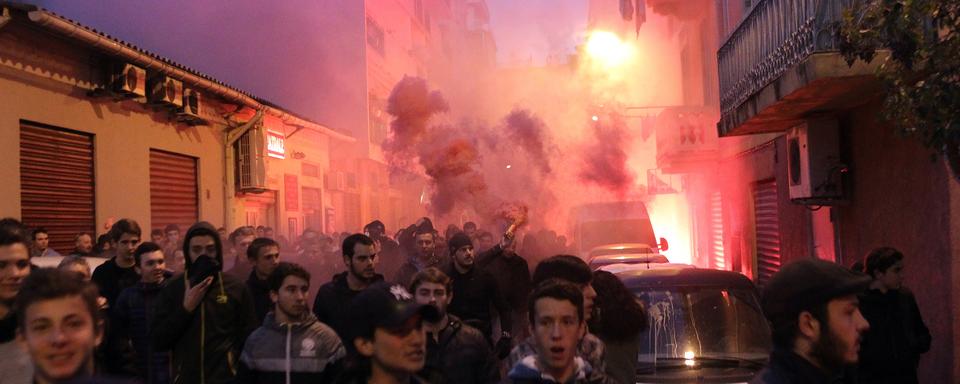 Des centaines de manifestants sont descendus dans les rues d'Ajaccio en scandant des messages racistes. [AFP - Yannick Graziani]