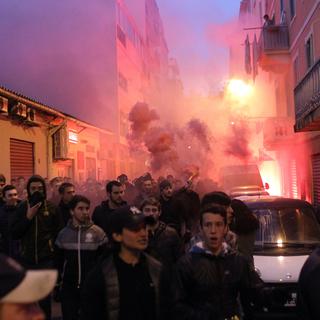 Des centaines de manifestants sont descendus dans les rues d'Ajaccio en scandant des messages racistes. [AFP - Yannick Graziani]