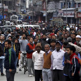 Les habitants de la ville indienne de Srinagar sont sortis dans la rue lorsqu'ils ont senti les secousses sismiques. [Danish Ismail]