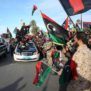Les Libyens sont descendus dans les rues de Tripoli mardi pour marquer les 4 ans de la révolution libyenne qui a conduit à la chute de Mouammar Kadhafi. [Hazem Turkia / Anadolu Agency]
