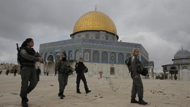 La police israélienne est entrée dans la mosquée. [Ammar Awad]