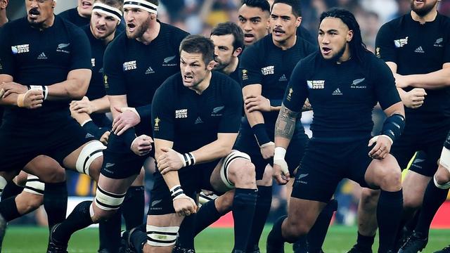 Richie McCaw, au centre, et ses All Blacks en plein cérémonial. [Andy Rain]