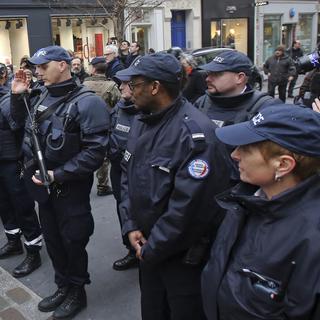Impressionnant déploiement de forces de l'ordre en France pour faire face à de nouveaux attentats. [key - AP Photo/Remy de la Mauviniere]