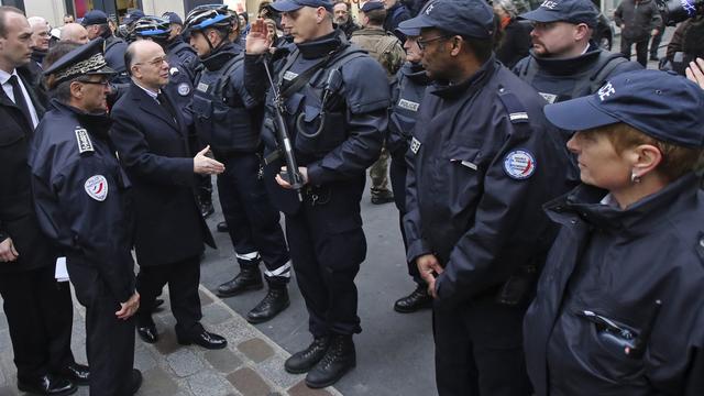 Impressionnant déploiement de forces de l'ordre en France pour faire face à de nouveaux attentats. [key - AP Photo/Remy de la Mauviniere]