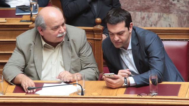 Alexis Tsipras avec son ministre de l'Intérieur Nikos Voutsis, jeudi, au parlement grec. [EPA/Keystone - Pantelis Saitas]