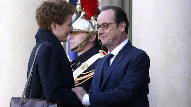 Poignée de main entre Simonetta Sommaruga et François Hollande, ce dimanche 11 janvier. [EPA/Keystone - Yoan Valat]