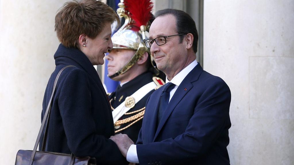 Poignée de main entre Simonetta Sommaruga et François Hollande, ce dimanche 11 janvier. [EPA/Keystone - Yoan Valat]