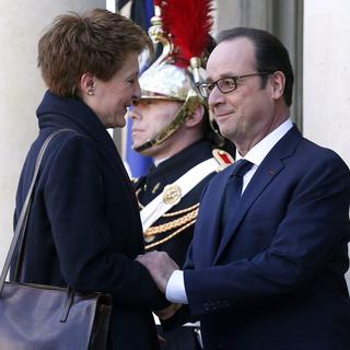 Poignée de main entre Simonetta Sommaruga et François Hollande, ce dimanche 11 janvier. [EPA/Keystone - Yoan Valat]