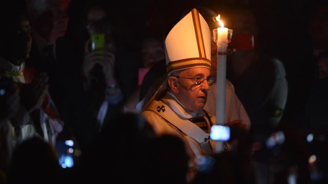 Le pape François durant la Veillée pascale à Rome le 4 avril 2015. [TIZIANA FABI]