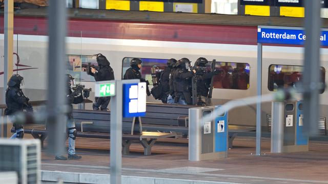 Des membres d'une unité spéciale de la police néerlandaise s'activent autour du train Thalys immobilisé en gare de Rotterdam. [AFP PHOTO - JERRY LAMPEN]