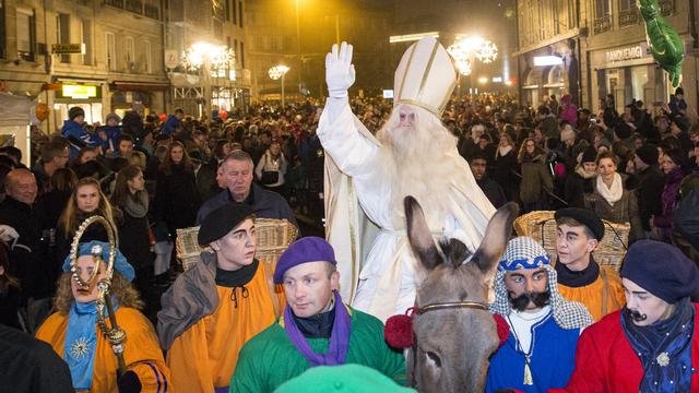 Saint-Nicolas salue la foule dans les rues de Fribourg. [Peter Klaunzer]