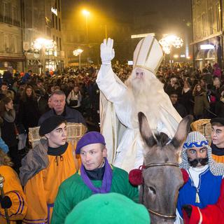 Saint-Nicolas salue la foule dans les rues de Fribourg. [Peter Klaunzer]