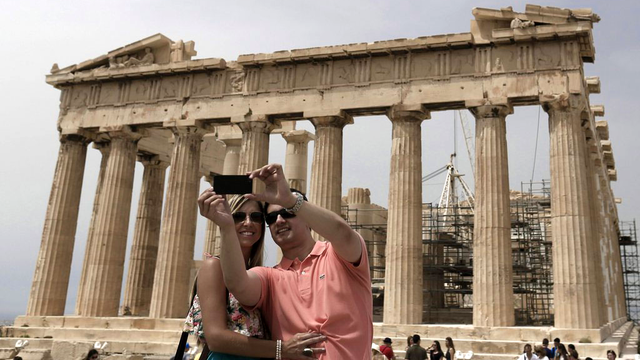 Les touristes sont là mais l'économie grecque est au plus mal. [EPA/Keystone - Yannis Kolesidis]