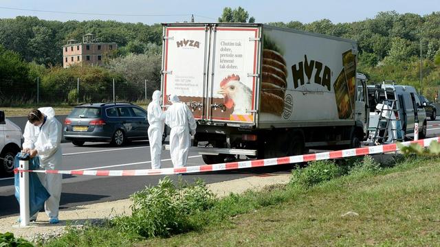 Le camion, stationné au bord d'une autoroute, avait été abandonné par son chauffeur. [EPA/Keystone - Roland Schlager]