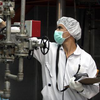 Un technicien au travail dans l'usine de conversion d'uranium d'Isfahan, au sud de Téhéran (photo d'illustration). [AP Photo - Vahid Salemi]