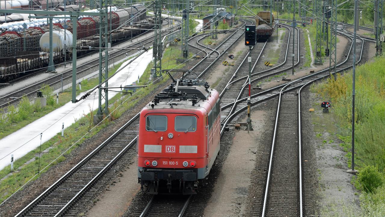 La plus longue grève des conducteurs de trains allemands a démarré lundi 4 mai par le fret. Les transports de passagers seront touchés dès mardi. [AFP - Christof Stache]