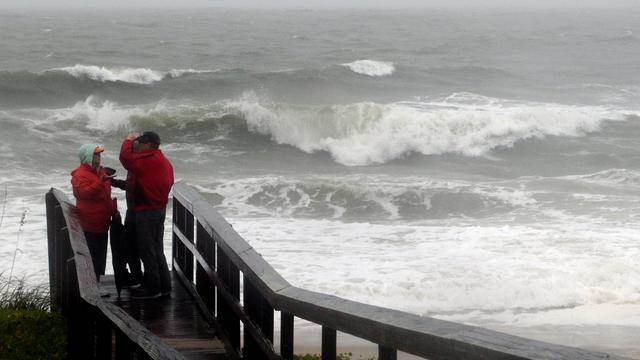 L'océan Atlantique déchaîné alors que Joaquin s'éloigne. [AP Photo/Harry Hamburg]