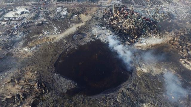 Vue aérienne du cratère laissé par les explosions qui ont secoué la ville de Tianjin. [EPA]