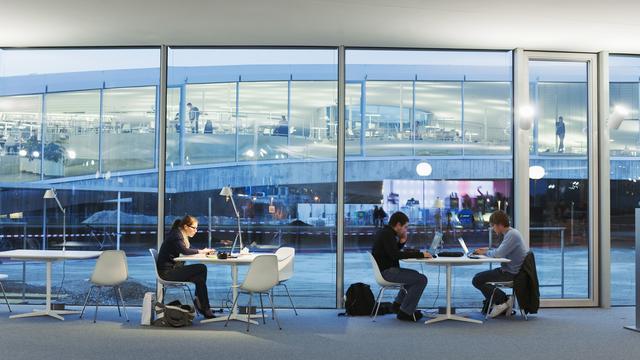 Des étudiants dans le Rolex Learning Center. [Keystone - Martin Ruetschi]