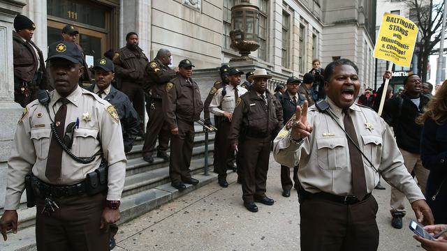 Les forces de police étaient mobilisées mercredi devant le tribunal de Baltimore pour calmer la foule après que le juge a annoncé l'annulation du procès, fait rare dans la procédure pénale américaine.