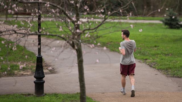 Un homme fait son jogging dans un parc londonien en décembre. [LEON NEAL]