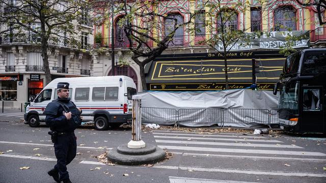 Le Bataclan est toujours sous surveillance deux jours après le drame. [EPA/Christophe Petit Tesson]