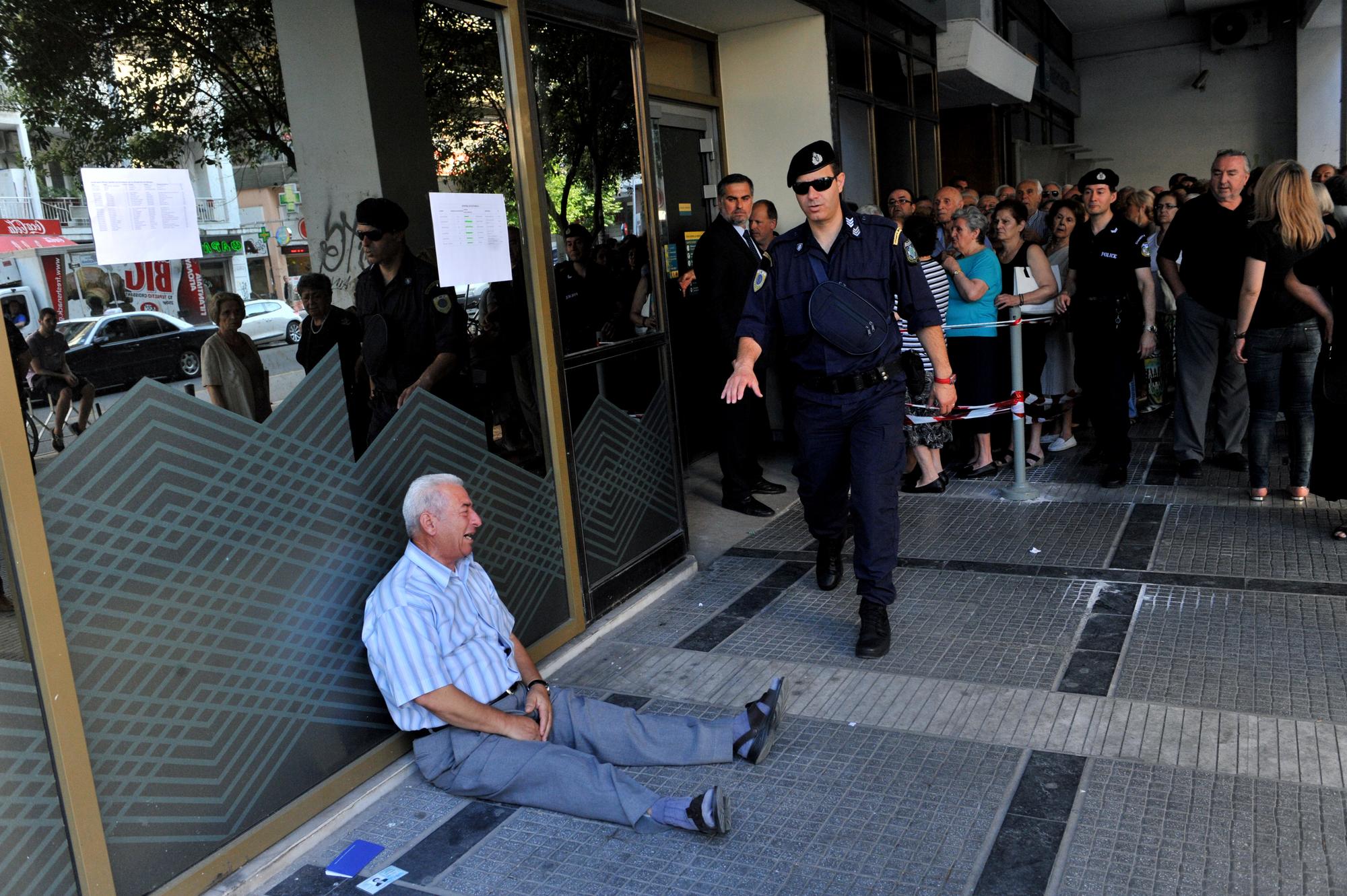 L'image de ce retraité, en larmes devant une banque grecque car il craint d'avoir perdu toutes ses économies, a été désignée "photo de l'année" par l'AFP. [AFP - AFP PHOTO /Sakis Mitrolidis]
