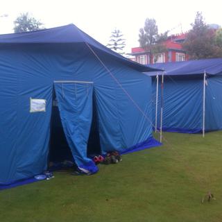 Le camp des Suisses à l'ambassade de Katmandou. [RTS - Raphaël Grand]